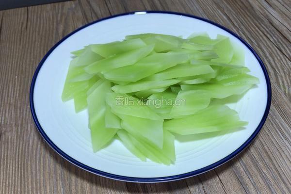 腊肉炒莴笋的做法图解2