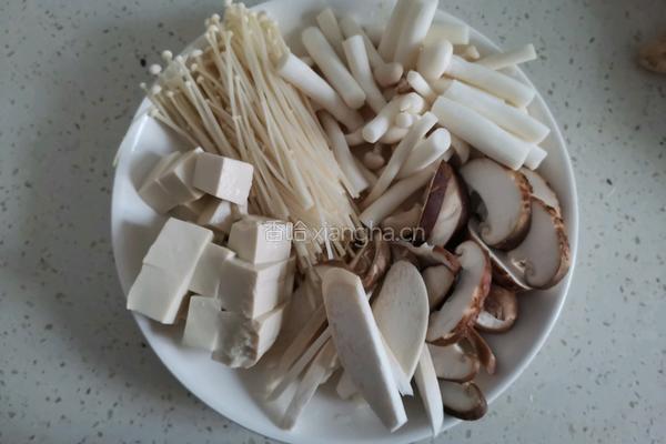 鲫鱼豆腐菌菇汤的做法图解2
