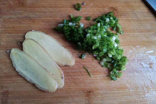 鲫鱼豆腐菌菇汤的做法图解3
