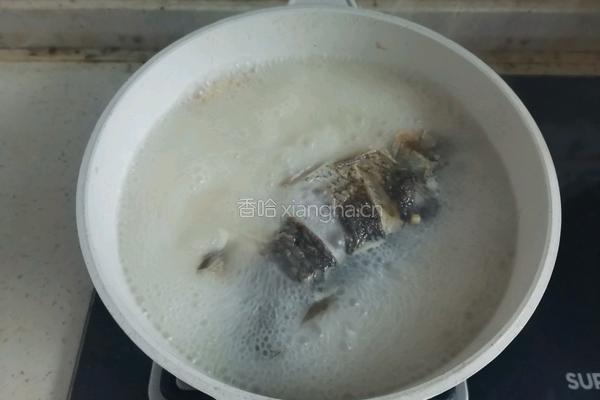 鲫鱼豆腐菌菇汤的做法图解6