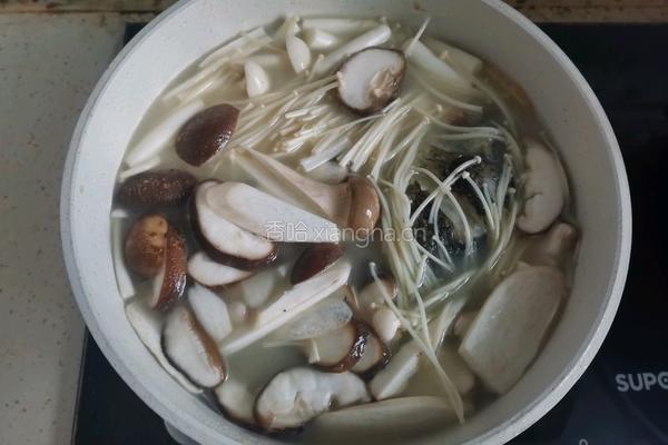 鲫鱼豆腐菌菇汤的做法图解7