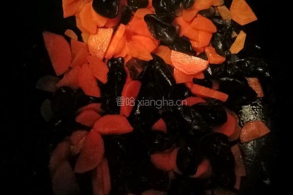 西兰花炒木耳胡萝卜的做法图解5