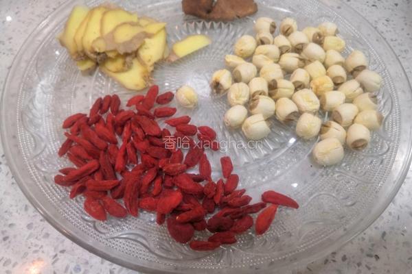 墨鱼莲子煲鸡汤的做法图解2
