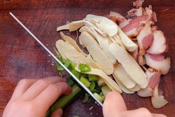 腊肉蒸豆干的做法图解2