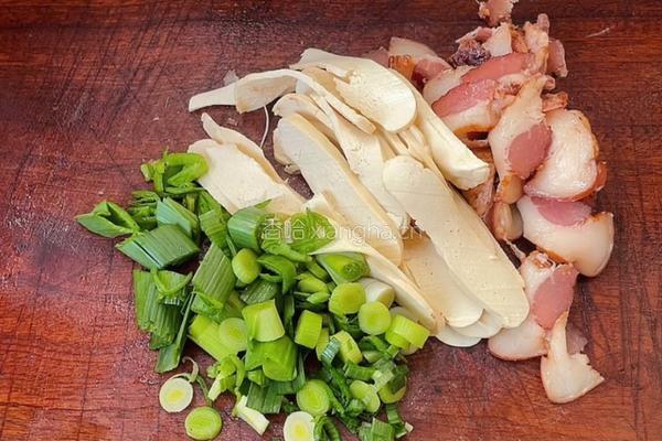 豆干炒腊肉的做法图解2