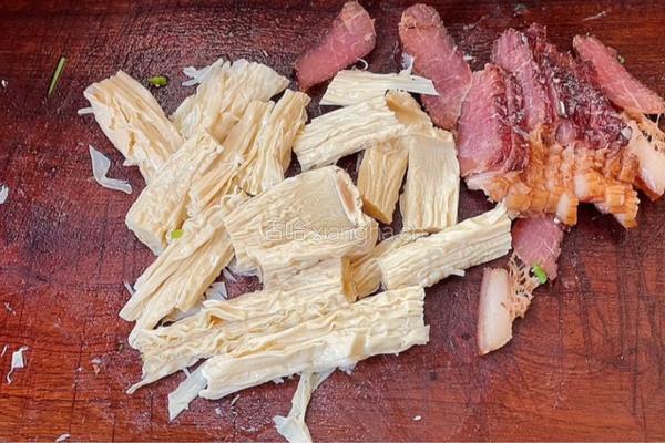 腐竹蒸腊肉的做法图解2