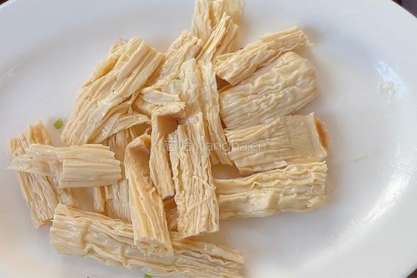 腐竹蒸腊肉的做法图解3