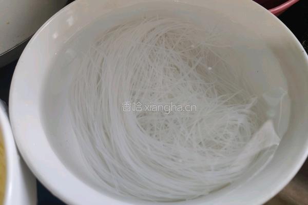 鸡蛋干蒸粉丝的做法图解1