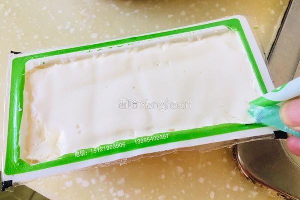 节日凉拌菜——新版皮蛋豆腐的做法图解1