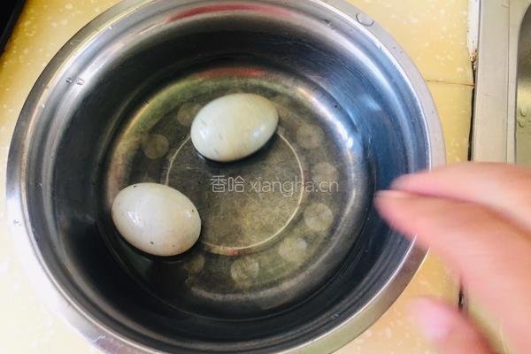 节日凉拌菜——新版皮蛋豆腐的做法图解2