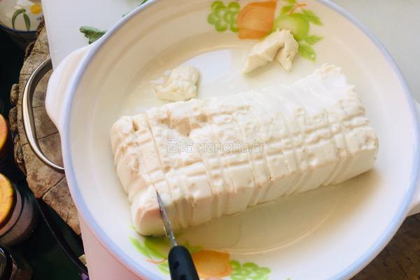 节日凉拌菜——新版皮蛋豆腐的做法图解3