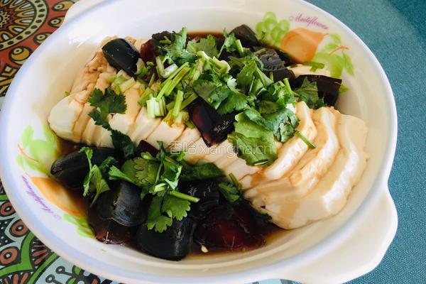 节日凉拌菜——新版皮蛋豆腐的做法图解7