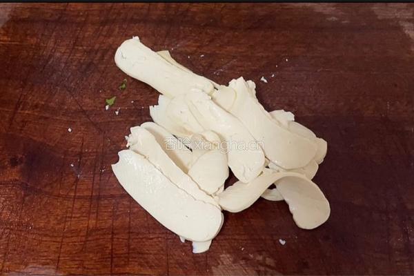 年糕炒腊肉的做法图解1