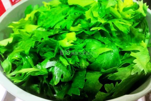 芹菜炒肉的做法图解1