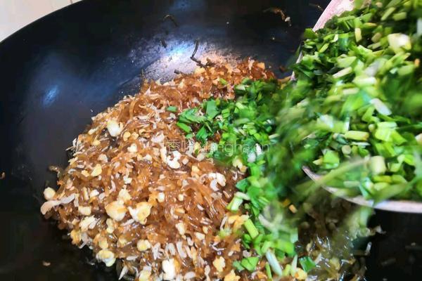 韭菜鸡蛋粉丝虾皮馅的做法图解11