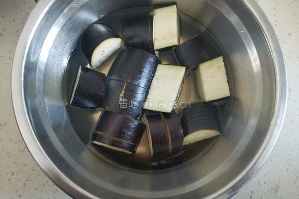 年夜饭之张灯结彩灯笼茄子的做法图解2