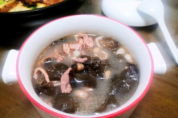 滋阴补血墨鱼汤的做法图解1