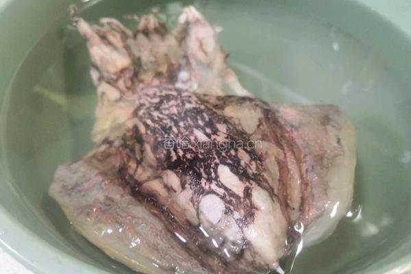 滋阴补血墨鱼汤的做法图解2