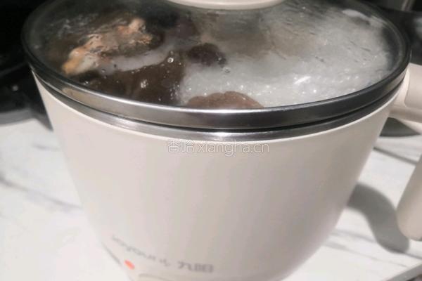 滋阴补血墨鱼汤的做法图解5