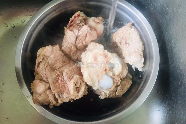 玉米胡萝卜大骨汤的做法图解2