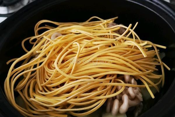 红烧牛肉豆角焖面的做法图解3