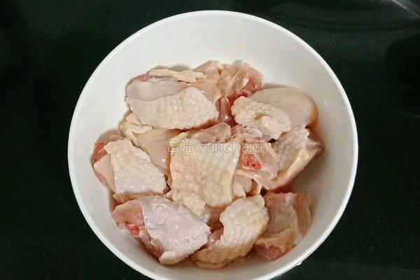 板栗蒸鸡腿的做法图解1