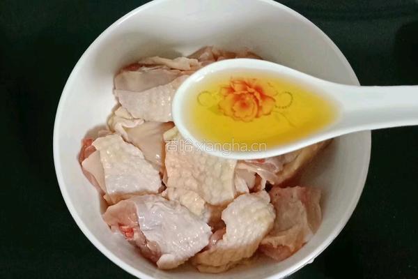 板栗蒸鸡腿的做法图解2