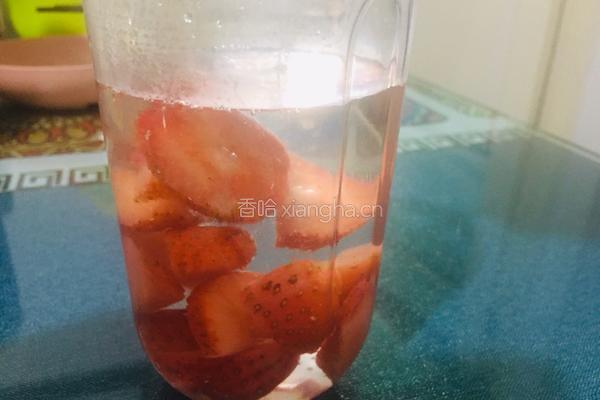 雪碧草莓的做法图解1