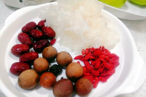 银耳雪梨粥的做法图解1