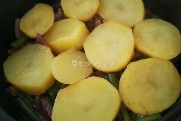 土豆豆角海带牛肉焖面的做法图解3