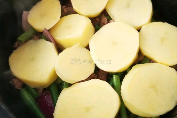 土豆豆角海带牛肉焖面的做法图解2