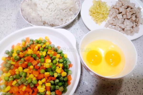 豌豆玉米五彩炒饭的做法图解1