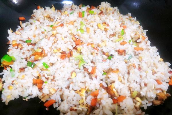 胡萝卜葱花炒饭的做法图解10