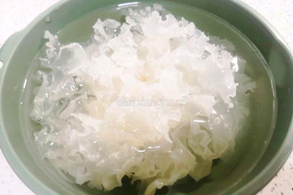 年夜饭甜品水果银耳羹的做法图解3
