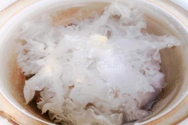 年夜饭甜品水果银耳羹的做法图解4