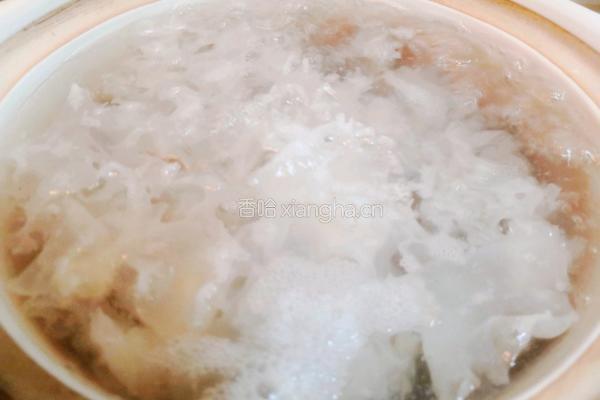 年夜饭甜品水果银耳羹的做法图解5
