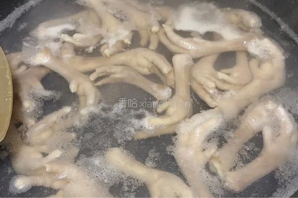 鸡爪焖黄豆的做法图解2