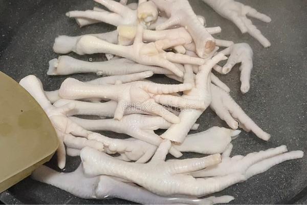 鸡爪焖黄豆的做法图解1