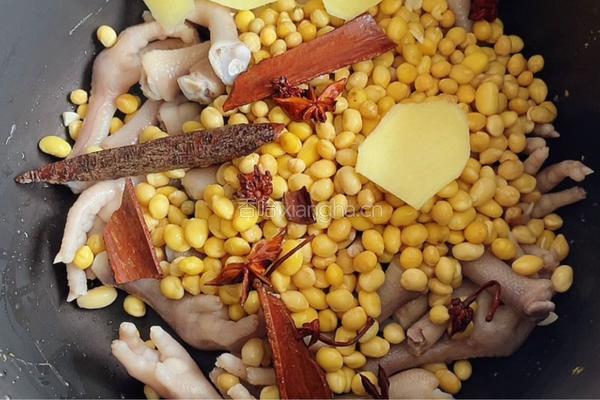 鸡爪焖黄豆的做法图解5