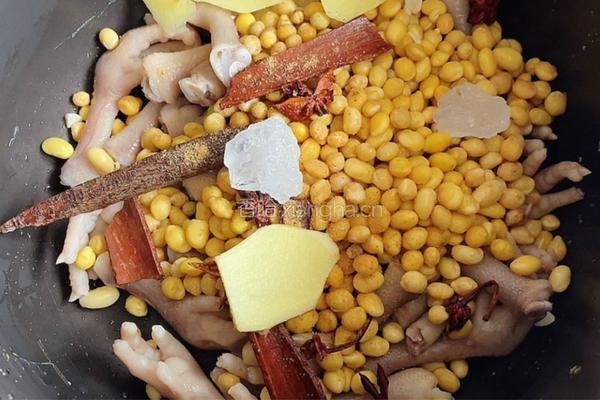 鸡爪焖黄豆的做法图解6