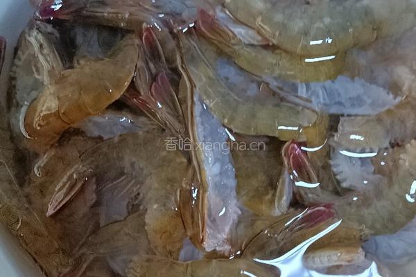 蒜蓉开背虾的做法图解1