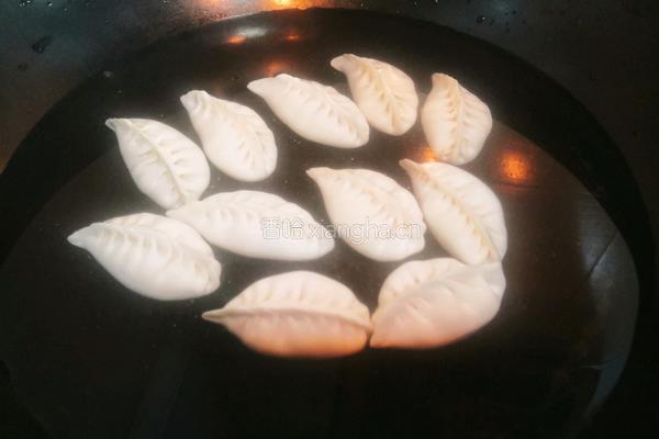 年夜饭翡翠柳叶饺子的做法图解2