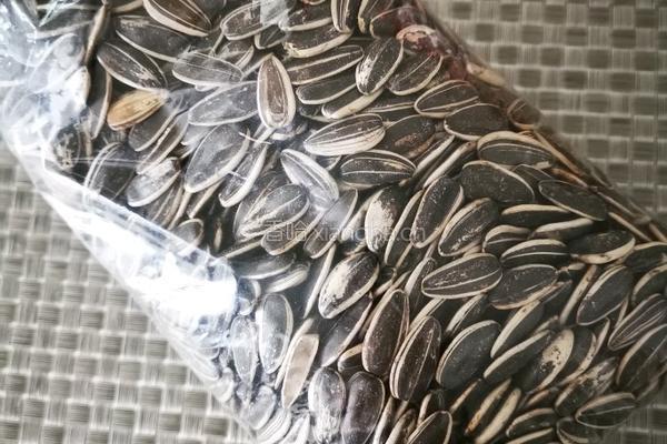 自备零食 干炒葵花籽的做法图解1