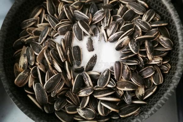 自备零食 干炒葵花籽的做法图解5