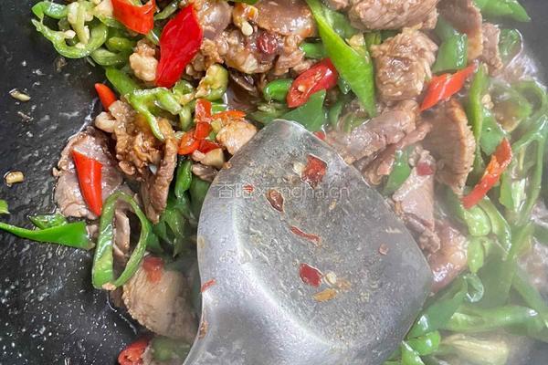 辣椒炒肉解馋下饭菜的做法图解7