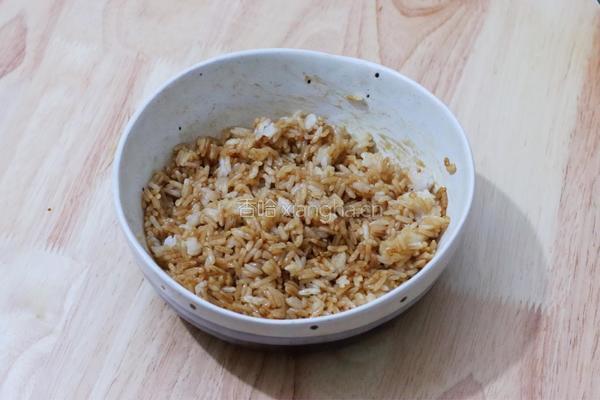 腊肠鸡蛋炒饭的做法图解2