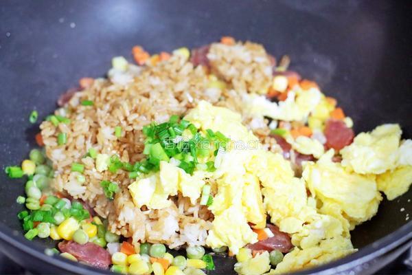 腊肠鸡蛋炒饭的做法图解11