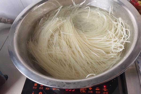 米粉的做法图解1