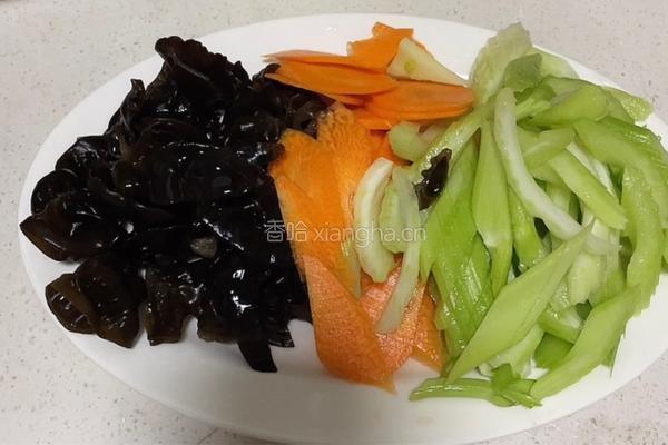 黑木耳炒胡萝卜西芹的做法图解1