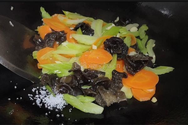 黑木耳炒胡萝卜西芹的做法图解6
